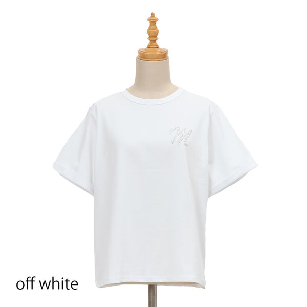 Mロゴブローチ風Tシャツ