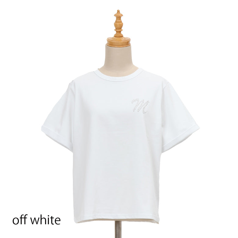Mロゴブローチ風Tシャツ