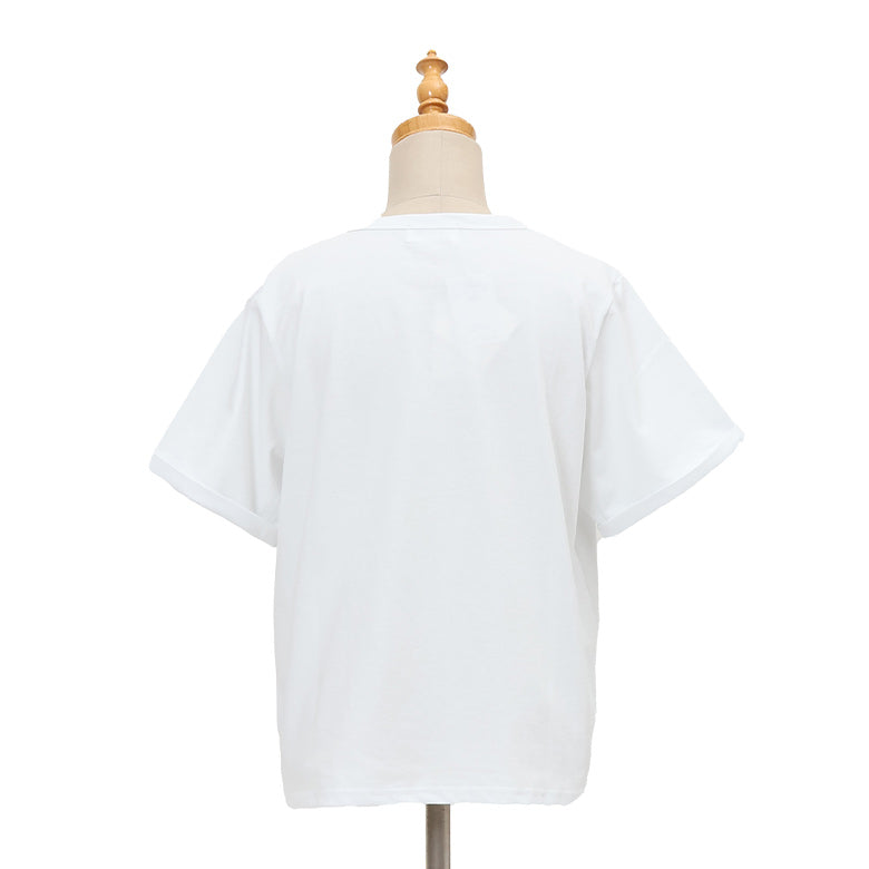 Mロゴブローチ風Tシャツ