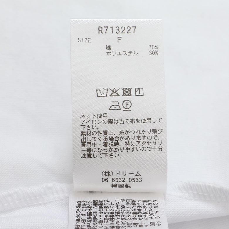 Mロゴブローチ風Tシャツ