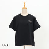 Mロゴブローチ風Tシャツ