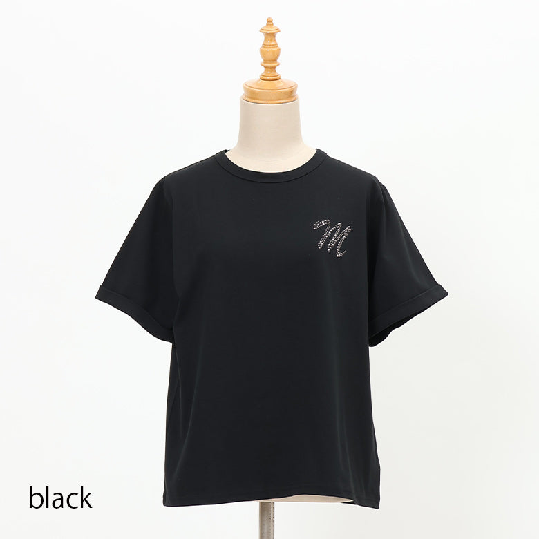 Mロゴブローチ風Tシャツ