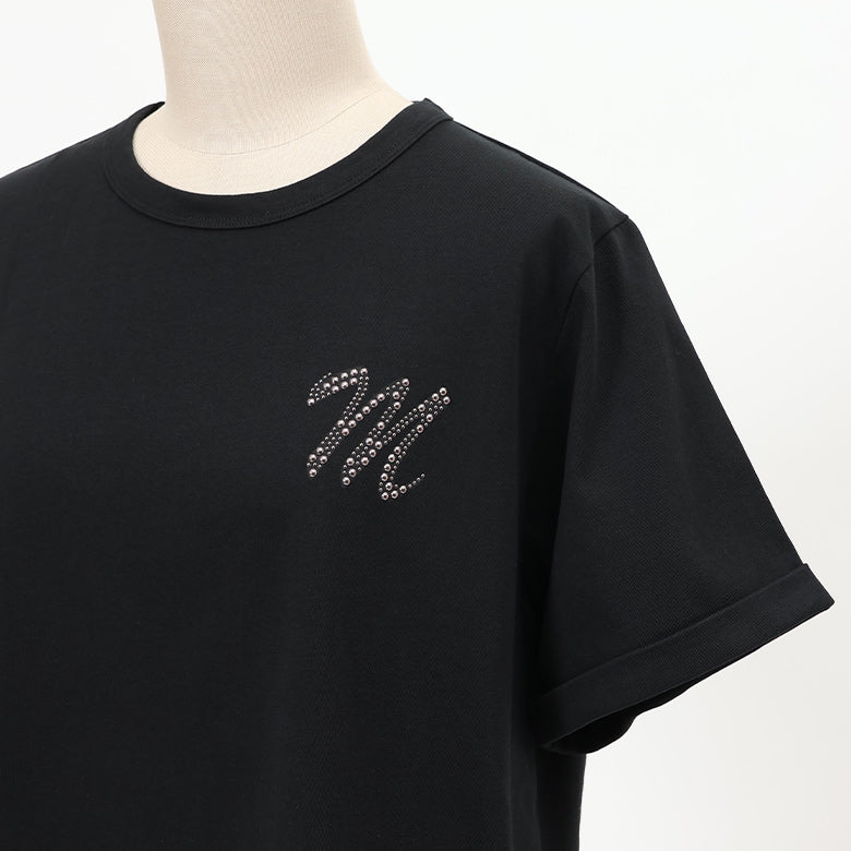 Mロゴブローチ風Tシャツ