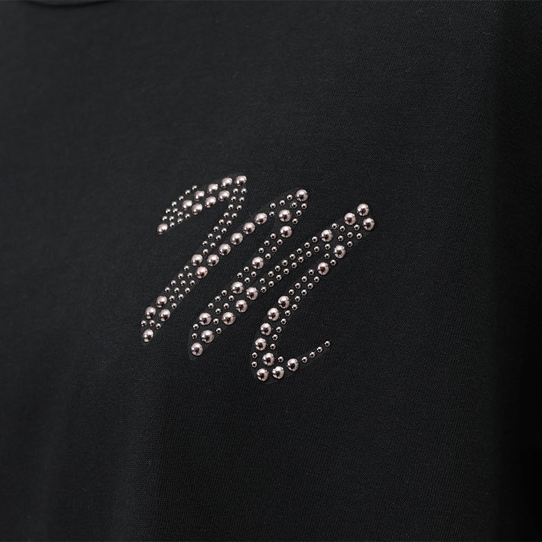 Mロゴブローチ風Tシャツ