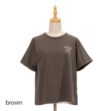 Mロゴブローチ風Tシャツ