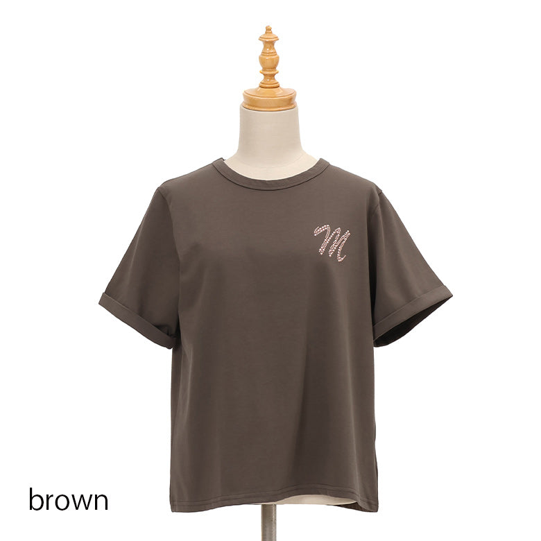 Mロゴブローチ風Tシャツ