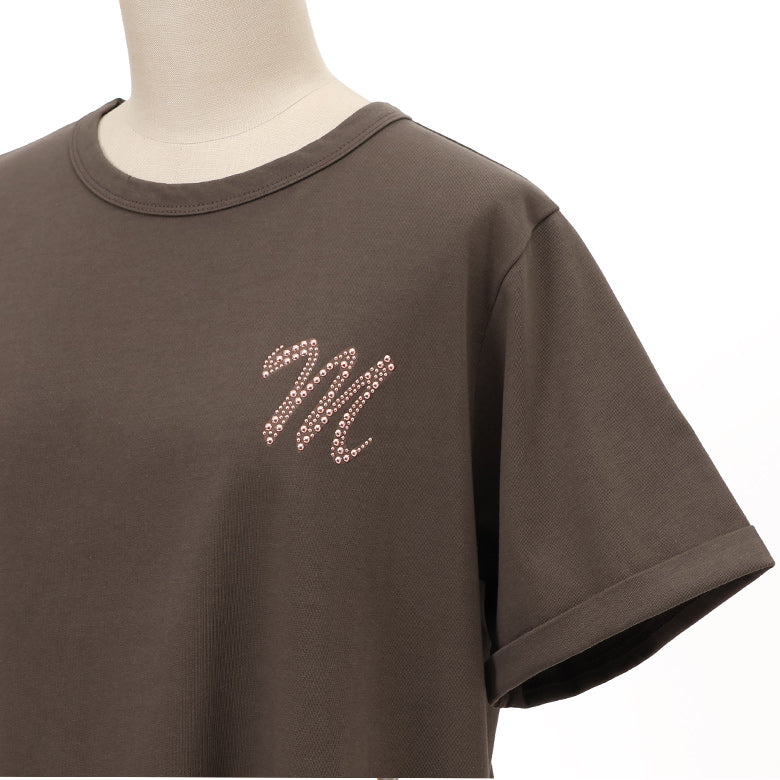 Mロゴブローチ風Tシャツ