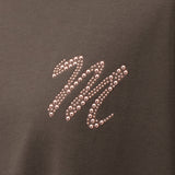 Mロゴブローチ風Tシャツ