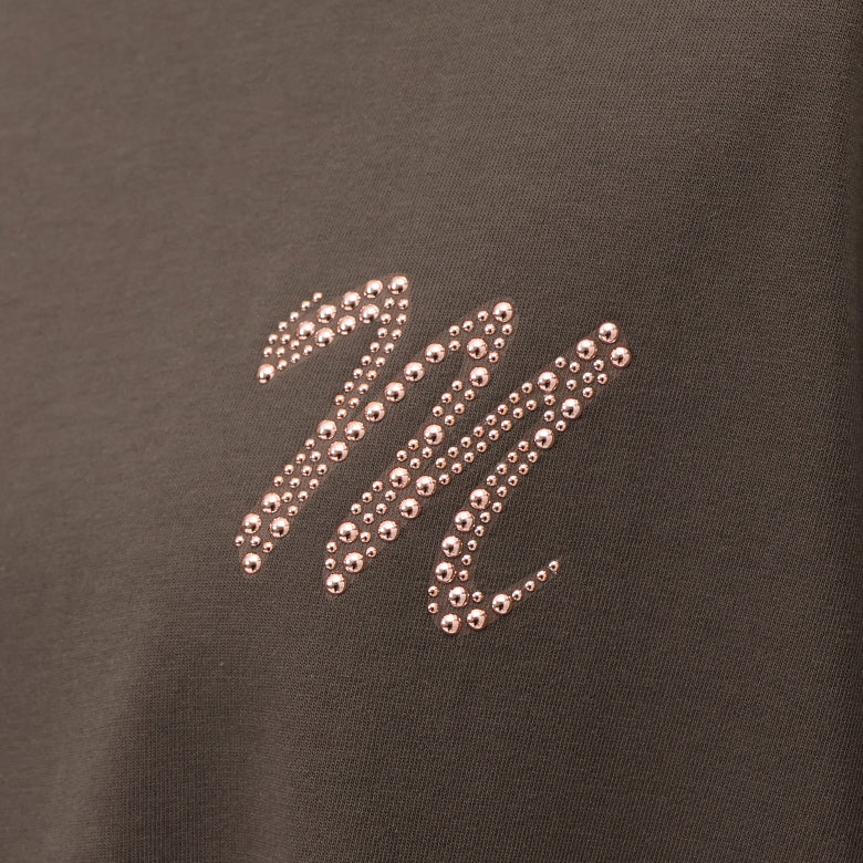 Mロゴブローチ風Tシャツ